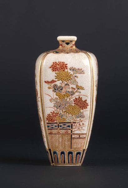Fours de Satsuma - Epoque MEIJI (1868 - 1912) Vase balustre à col étroit en faïence...