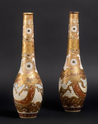 Fours de Satsuma - Epoque SHOWA (1926 - 1945) Paire de vases bouteilles en faïence...