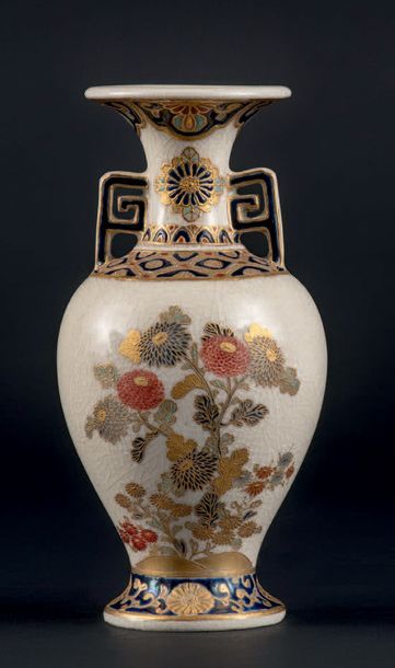 Fours de Satsuma - Epoque MEIJI (1868 - 1912) Petit vase balustre à col évasé en...
