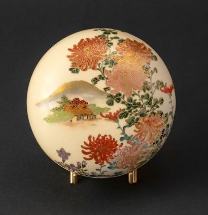 Fours de Satsuma - Epoque MEIJI (1868 - 1912) Boîte lenticulaire en faïence à décor...