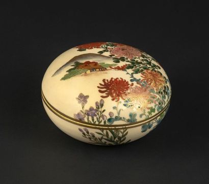 Fours de Satsuma - Epoque MEIJI (1868 - 1912) Boîte lenticulaire en faïence à décor...