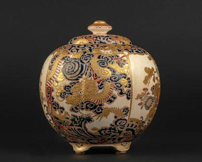 Fours de Satsuma - Epoque MEIJI (1868 - 1912) Pot globulaire côtelé en faïence à...