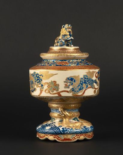 Fours de Satsuma - Epoque MEIJI (1868 - 1912) Pot couvert en faïence à décor en émail...