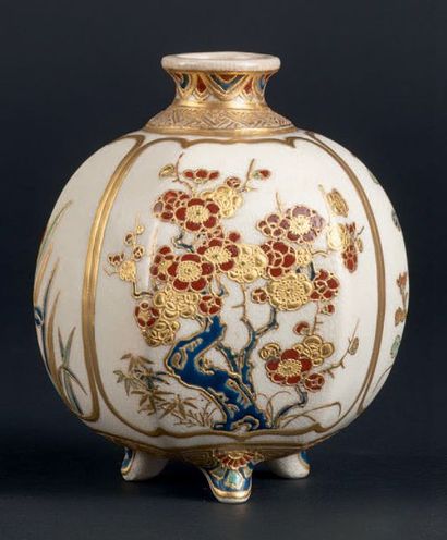 Fours de Satsuma - Epoque MEIJI (1868 - 1912) Petit vase globulaire hexagonal tripode...