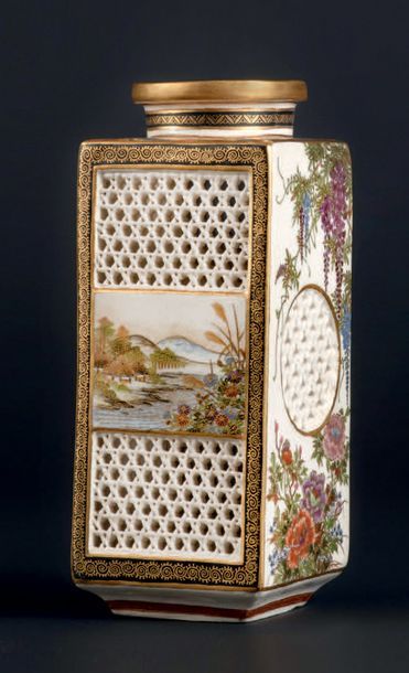 Fours de Satsuma - Epoque MEIJI (1868 - 1912) Vase carré en faïence ajourée à motif...