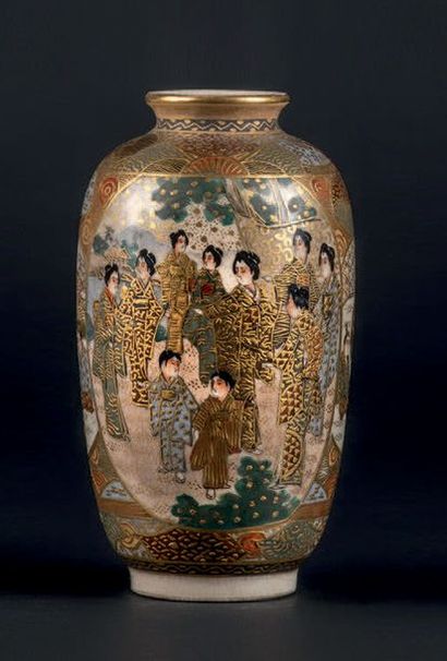 Fours de Satsuma - Epoque TAISHO (1912 - 1926) Petit vase balustre en faïence à décor...