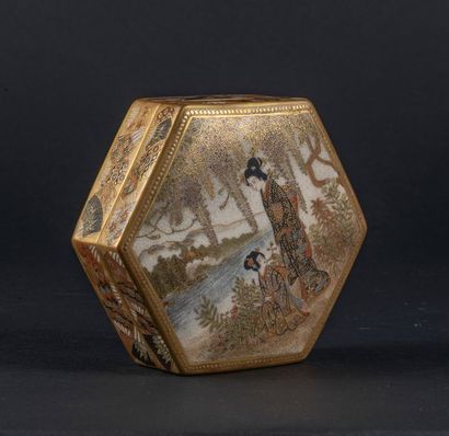 Fours de Satsuma - Epoque MEIJI (1868 - 1912) Boite de forme hexagonale en faïence...