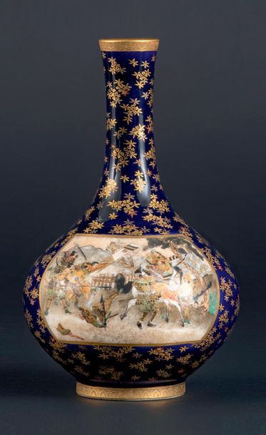 Fours de Satsuma - Epoque MEIJI (1868 - 1912) Petit vase bouteille en faïence à décor...