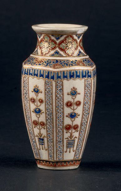 Fours de Satsuma - Epoque MEIJI (1868 - 1912) Vase miniature de forme hexagonale...