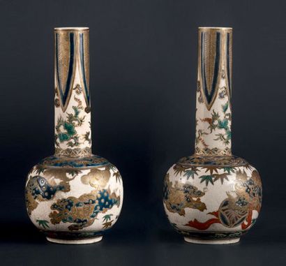 Fours de Satsuma - Epoque EDO (1603 - 1868) Paire de petits vases bouteilles en faïence...