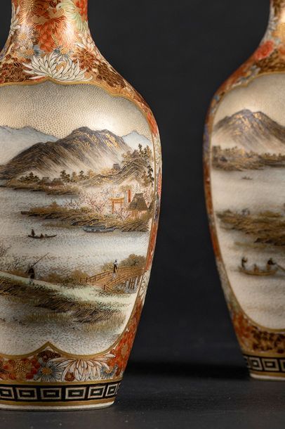 Fours de Satsuma - Epoque MEIJI (1868 - 1912) Paire de petits vases en faïence à...