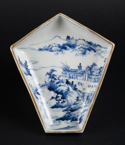 JAPON - Fin Époque EDO (1603 - 1868) Coupelle pentagonale en porcelaine à décor en...