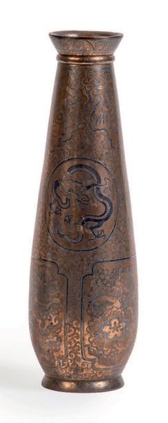 Epoque MEIJI (1868 - 1912) Vase en cuivre le col légèrement évasé, à décor en incrustation...