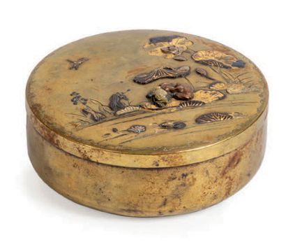 Epoque MEIJI (1868 - 1912) Boite ronde en cuivre à décor en relief et incrusta­tion...