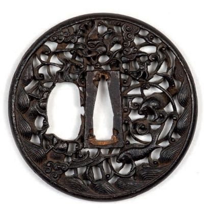 Epoque EDO (1603 - 1868), XIXe siècle Deux tsuba en fer, l'une de forme mokko gata...