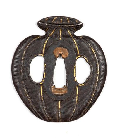 Époque EDO (1603 - 1868) Ensemble comprenant six tsuba en fer, à décor incrusté de...