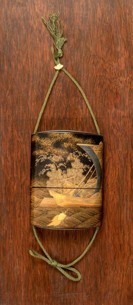 JAPON - Milieu Epoque EDO (1603 - 1868) Inro à quatre cases en laque ro-iro décoré...