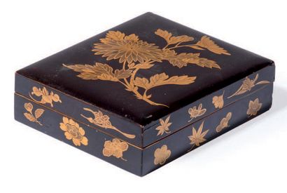 Epoque MEIJI (1868 - 1912) Petite boite rectangulaire en laque, décorée de fleurs...