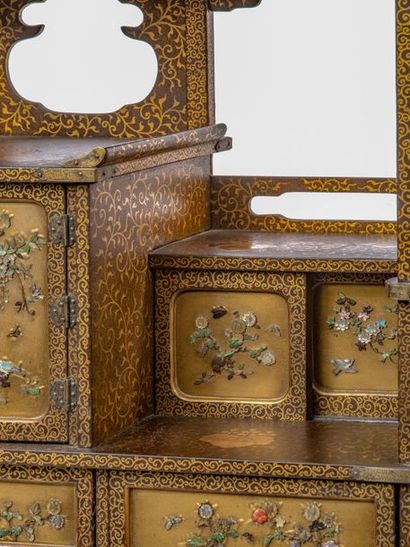 Epoque MEIJI (1868 - 1912) * Cabinet en laque or, brun et nashiji ouvrant à deux...