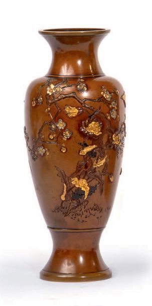 Epoque MEIJI (1868 - 1912) Vase de forme balustre en bronze, à dé­cor ciselé en katakiri...