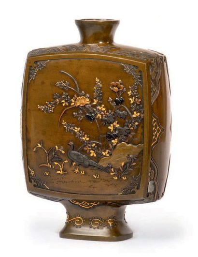 Epoque MEIJI (1868 - 1912) Vase de forme carrée en bronze à patine brune à décor...