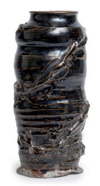 Fin Epoque EDO (1603 - 1868) Grand vase cylindrique et côtelé en grès brun émaillé...
