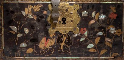 Epoque MOMOYAMA (1573 - 1603) Petit coffret de forme bombée en laque noire, à décor...