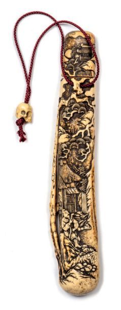XIXe siècle Kiseruzutsu en corne de cerf à décor sculpté en relief de chaumières...