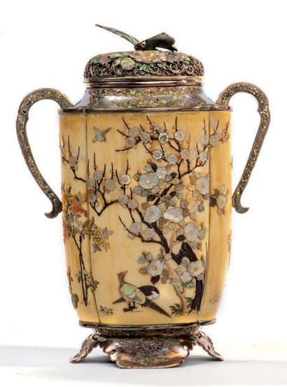 Epoque MEIJI (1868 - 1912) * Vase couvert quadripode à deux anses en ivoire, à dé­cor...
