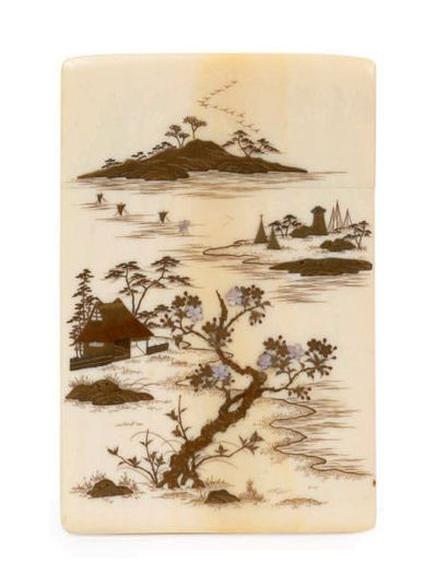 Epoque MEIJI (1868 - 1912) * Etui à cartes en ivoire, à décor en hira maki-e de laque...