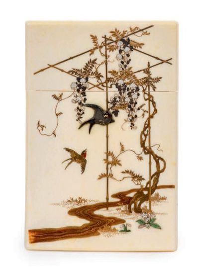 Epoque MEIJI (1868 - 1912) * Etui à cartes en ivoire, à décor en hira maki-e de laque...