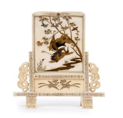 Epoque MEIJI (1868 - 1912) * Petit écran en ivoire à décor en hira maki-e de laque...