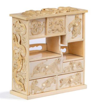 Epoque MEIJI (1868 - 1912) * Cabinet miniature en ivoire à quatre tiroirs et deux...