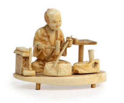 Epoque MEIJI (1868 - 1912) * Okimono en ivoire, un fabricant de sabre assis. (Main...