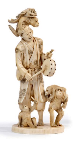 Epoque MEIJI (1868 - 1912) * Okimono en ivoire, Sarumawashi debout avec un tambour,...