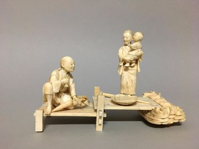 JAPON - Epoque MEIJI (1868 - 1912) Okimono en ivoire, couple de paysans sur un ponton,...