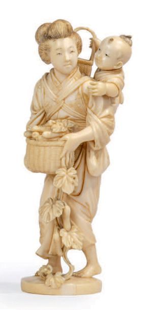 Epoque MEIJI (1868 - 1912) * Okimono en ivoire, jeune femme portant un enfant, tenant...