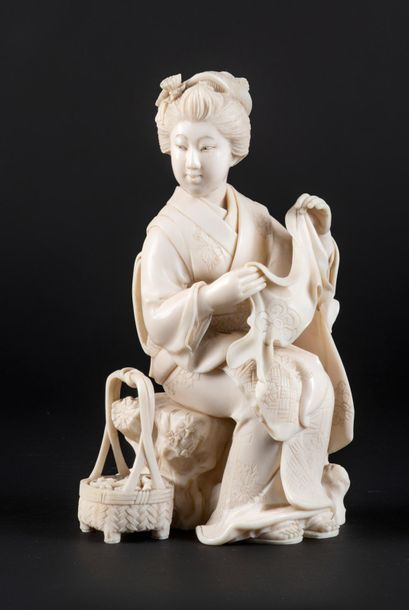 Epoque MEIJI (1868 - 1912) * Okimono en ivoire, bijin assise sur un tronc formant...