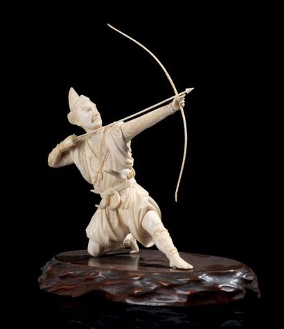 Epoque MEIJI (1868 - 1912) * Okimono en ivoire, archer agenouillé tirant son arc....
