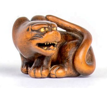 Epoque EDO (1603 - 1868), XIXe siècle * Netsuke en bois représentant un tigre assis,...