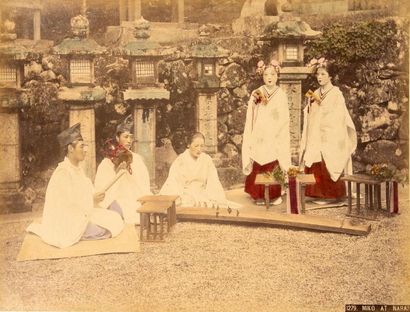 Epoque MEIJI (1868 - 1912) Album comprenant 84 photographies colorisées à la main...