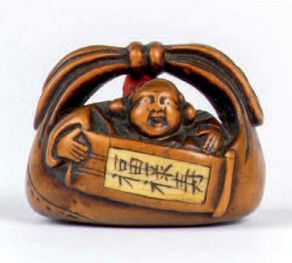 Milieu Epoque EDO (1603 - 1868) * Netsuke en buis, Hotei assis dans son sac, tenant...