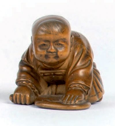 Epoque EDO (1603 - 1868), XIXe siècle Netsuke en buis, enfant agenouillé cachant...