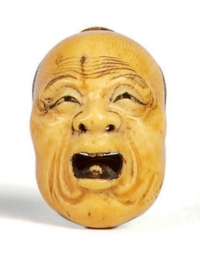 Epoque MEIJI (1868 - 1912) * Netsuke en ivoire représentant un masque d'homme grimaçant,...
