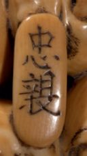 Epoque EDO (1603 - 1868), XIXe * Manju en ivoire à patine jaune en forme de neuf...