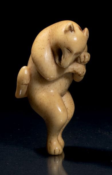 Époque EDO (1603 - 1868) Netsuke en corne de cerf représentant un kitsune dansant,...