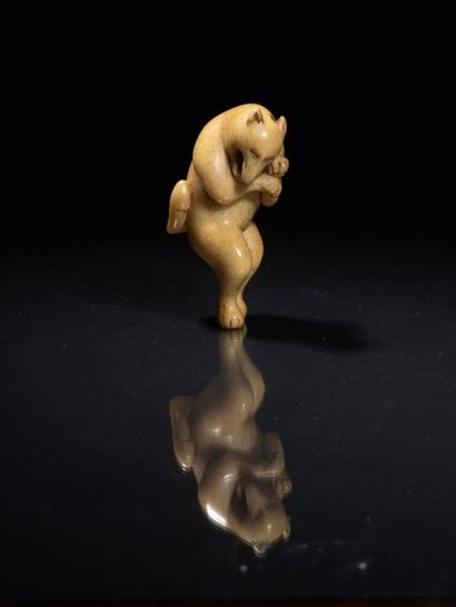 Époque EDO (1603 - 1868) Netsuke en corne de cerf représentant un kitsune dansant,...