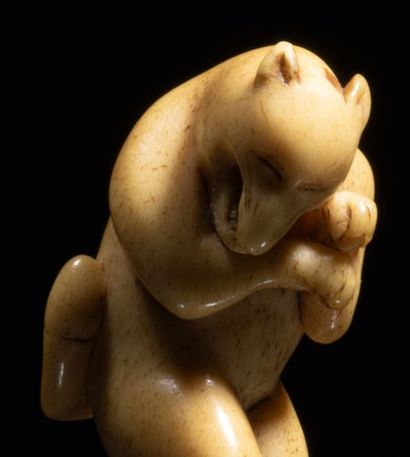 Époque EDO (1603 - 1868) Netsuke en corne de cerf représentant un kitsune dansant,...