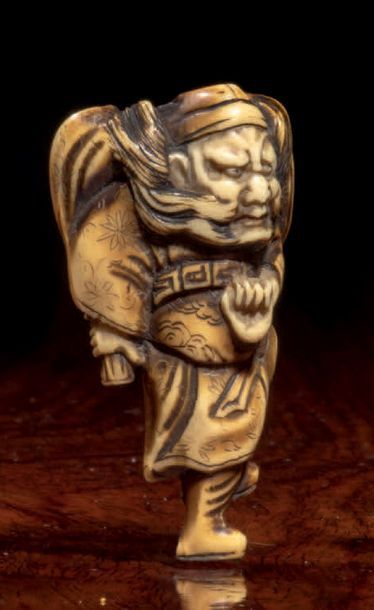 Fin Epoque EDO (1603 - 1868) * Netsuke en ivoire représentant Shoki debout sur une...