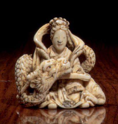 Époque EDO (1603 - 1868) * Netsuke en ivoire représentant Bent­en assise jouant du...